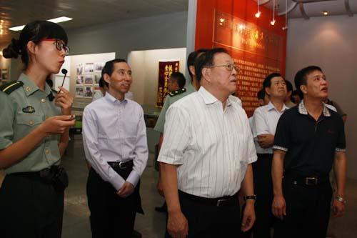 7、慰問團成員參觀國防科大校史館。(攝影:何書遠).jpg
