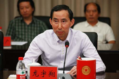 3、中國國際文化傳播中心黨組書記、執(zhí)行主席,中國愛心工作委員會主席龍宇翔出席慰問活動并講話。.jpg