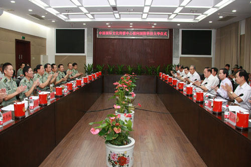 1、2012年9月8日,中國國際文化傳播中心、中國愛心工作委員會組織著名書畫藝術家、愛心企業(yè)家慰問團到國防科技大學進行慰