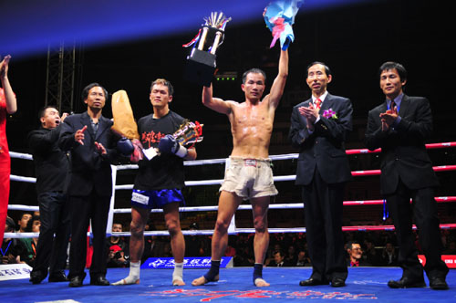 3、龍宇翔執(zhí)行主席向獲勝選手頒獎(jiǎng)。.jpg