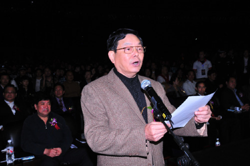 1、劉鎮(zhèn)武上將宣讀全國(guó)人大副委員長(zhǎng)、中國(guó)國(guó)際文化傳播中心主席司馬義·鐵力瓦爾地的賀信。.jpg